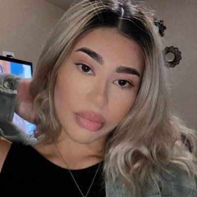 Yvonneguevaraaa's profile picture. 