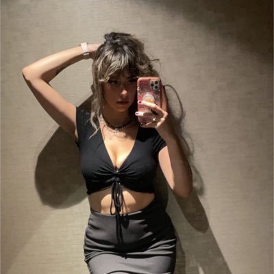 dez_is_darling's profile picture. 🐘🌺 🦋🌙✨