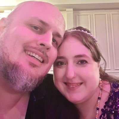 Husband & wife chaotic variety streamers 🇬🇧 Nikki & Rob 🦡🐼 Bunny parents 🐰 Immature content, jokes, rage & jumpscares.
📧 badgerxpanda@gmail.com