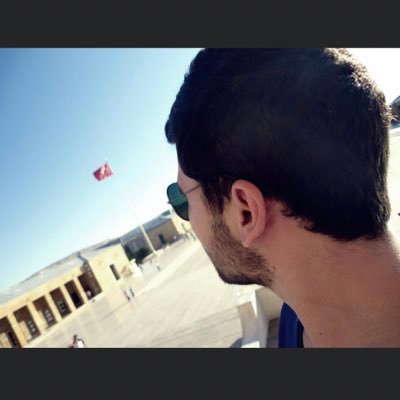 Çok esmer değilim,çok da kumral da değilim.Kaşlıyım ,gözlüyüm.Döşüm de kıllı , ama yorgan gibi değil