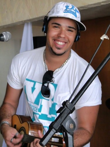 Um Cara q Tenta Levar a Vida de um Jeito Diferente, Sempre Com Alegria e Risos, q Quem Me conheçe Sabe. Aos Musicos e Amigos. Novas Amizades Sao Bem Vindas tbm.