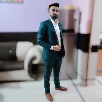 झूठी शान के परिंदे ही ज्यादा फड़फड़ाते हैं, बाज़ की उड़ान में कभी आवाज़ नहीं होती।