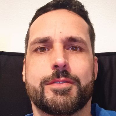 Técnico de iluminação cênica
Torcedor do SPFC
Esquerdista
Umbandista
Futuro Sociólogo
Um sonhador, na espera de um mundo melhor
