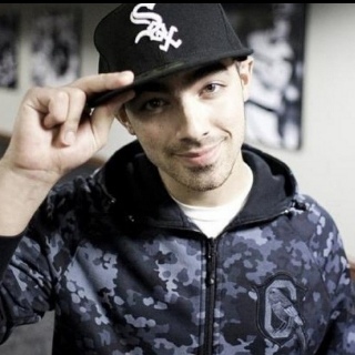 YeahImFake's profile picture. I'm gonna love you like I've never been broken.