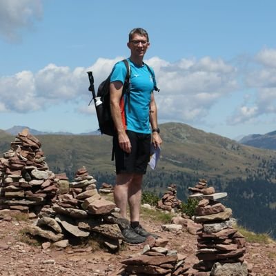 Wandelen, hardlopen, ruim 5 jaar geleden vegetarisch gaan eten, nu bijna geheel plantaardig. De wereld mag wel wat socialer en dier- en milieuvriendelijker.
