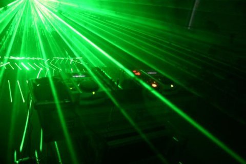 Aluguel de som e iluminaçao, para festas,baladas e qualquer tipo de eventos. Ligue (12) 9747-1511 NEXTEL: ID. 113*25535