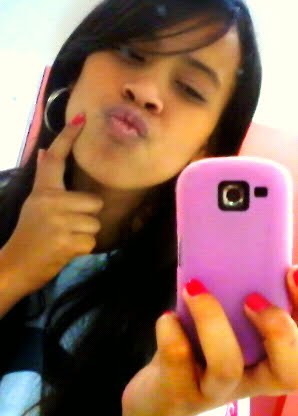 Uma girl chorona mais que ama sorrir, mimada , estrovertida , solteira & mega ciumenta #eusouassim! 
mt prazer Girafinha ;*   segue ?