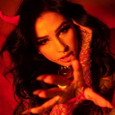 —
𝑆𝑢𝑐𝑐𝑢𝑏𝑢𝑠. 𝑊𝑖𝑡𝑐ℎ. 𝑇𝑒𝑚𝑝𝑡𝑟𝑒𝑠𝑠.
#TʜᴇSᴛᴏʀʏᴛᴇʟʟᴇʀ
—