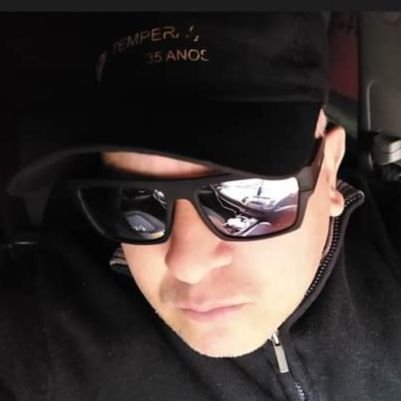 Sou simpático um homem de caráter digno honesto e respeitador falo o que penso.