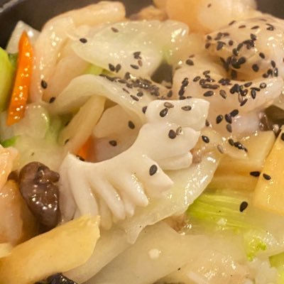 神奈川県の西部の食いしん坊。エスニックなタイ料理、バリ料理、ベトナム料理、台湾料理、無国籍創作料理などが大好物!ファストフード店の一番安いハンバーガーやポテトにサンバルを少々。控えめに言って「翔べるぜ」!w