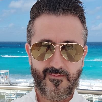 Amo la música, me encanta la diversión, sonreír, tener un charla amena, tomar café, ver a un viejo amigo, salir a pasear, estar con mi familia, cuidar mi jardín