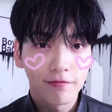 choisbinz's profile picture. making everything a txt thing ia