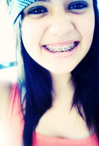 Tenho em mim todos os sonhos do mundo ! sou modelo , adoro twittar , e viajo muito com a família :]