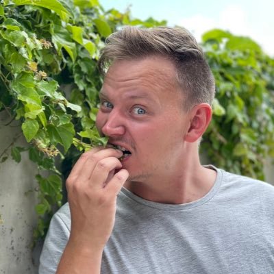 Maskerad & spelnörd. Postar endast massa eget strunt. 🦟 SOMMARBLOD UTE PÅ SPOTIFY NU!! 🦟