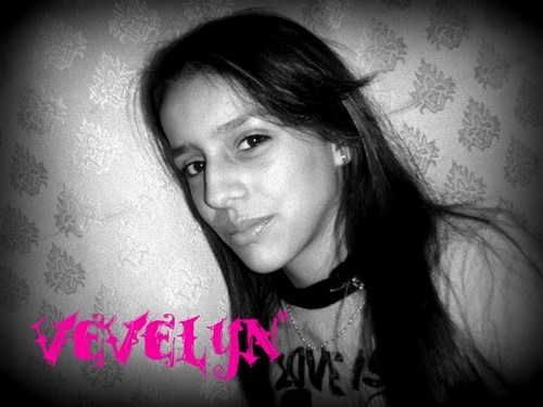 sou uma menina muito estrovertida, gosto de brincar com as pessoas :) faço amizades muitoo rapida !!! isso ésó o começo de mim