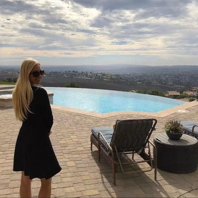 follow me I'm gone do same
l sometimes hang here,l am a curious person,l love good music.Scammers are not welcome,immediately blocked👎W