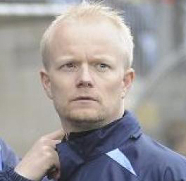 Gammel avdanka trener, uten syn, tynn pannelugg, med gult hjerte. Dette er første og siste forsøk på å følge med i den sosiale verden.