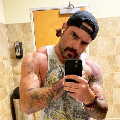 Beefy daddy 🏳️🌈 sharing the things he enjoys most and sex positivity - 18+ only Venmo : Alexander-Williams-63