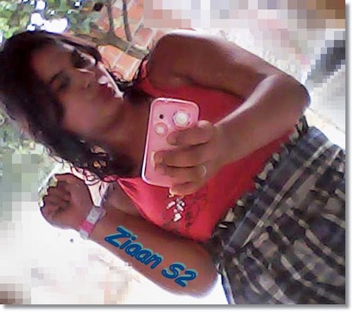 Eu sou uma menina estrovertida sigo todos  que miim segue
Meu msn é deysesupercat@hotmail.com 
E curto muiito festas e novas amizades.