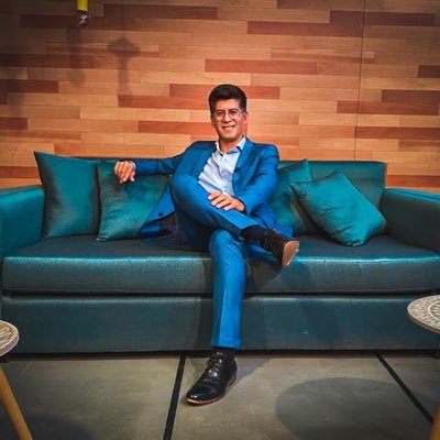 Locutor Nacional- Periodista- Abogado- Doctorando en Ciencias Políticas- a pesar de esto no soy un nerd!