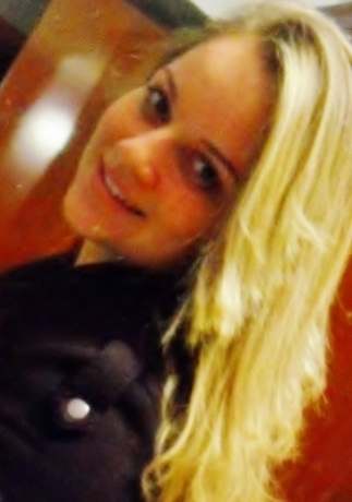 Loira, Leonina, sincera e objetiva..  nas horas vagas, converso com a Lua =D   ..minha meta nada mais é qe a FELICIDADE'   ;*