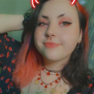 ‘00 • they/she • mentally ill (BPD, GAD, MDD, ADHD, Suspected Plurality)• plus size ❤️🖤❤️🖤 Co-host of the Starlit System with @odetosilas