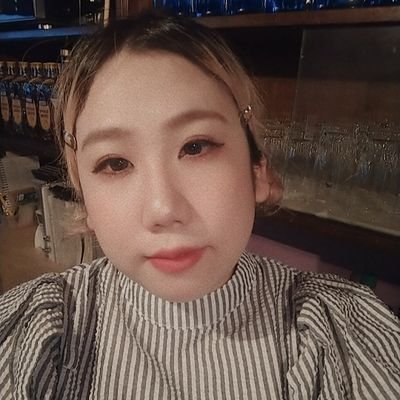 皿廻し（DJ）は、しばらくおやすみ中。編集者を経て、現在はスナックを経営。万年ダイエッター。チェコに行きたい。