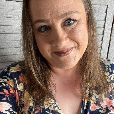 Seattle sports lover, dog lover and make up and fashion addict