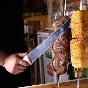 新宿三丁目 シュラスコ専門店 肉酒場BONE 店長の新田です。厳選したブラックアンガス牛の赤身肉を中心に常時10種類以上のシュラスコとブラジル料理を提供しています！