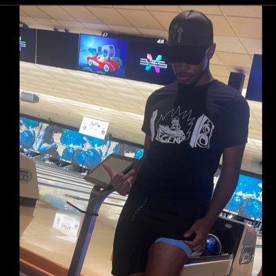 Content Creator Instagram @kingdwighte YouTube channel:kingdwighte twitch:DwightBC