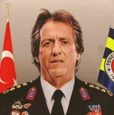 Sevdiğim anlasana
Şu koca yalan dünya
Ne sana kalır ne bana;
Yaşarım tek başıma
Kaşkolum hep boynumda
Fenerbahçe çok yaşa.