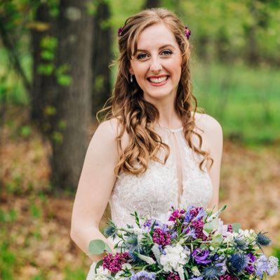 Published 1st novel at age 12. MFA👩🎓#amquerying YA fantasy Beyond Sea & Song! 📝Writer, editor, reader, & wife to @DaveStasa! 💗tennis, hiking, animals,☮️