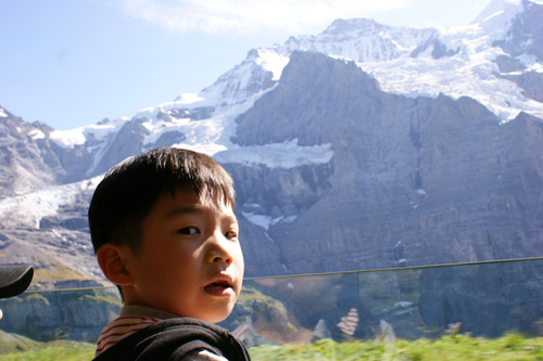 bomtak's profile picture. Hi~Nice2CU! 평촌 사는 40대 회사원.항상 나를 깨고 나기기 위해 몸부림을.. 세상을 뒤집어 보기 위해 안간힘을..저에게 관심가진 그대에겐 행운을....