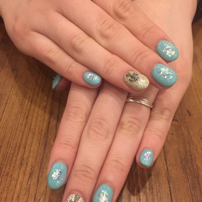 パニック障害 17歳/双極性障害6歳/毒親持ち32歳 人生はいつだって自分が主人公。アクシデントこそちょっと離れたところから見てみようとすると、意外と落ち着ける関西人です(*・∀・*)アパレル関係の営業職10年/現在は福祉関係のお仕事に携わらせていただいています。日々自分の人生の中で学んだこと、感じたことを呟きます。