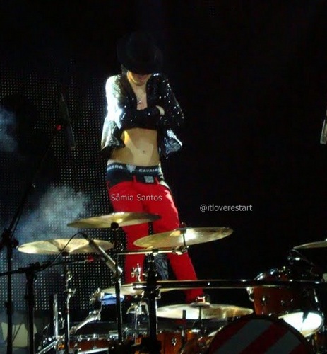 since: 26-09-2010 !familia itlove , amamos e dedicamos as nossas vidas pela @rockrestart ,se você tambem ama eles ,follow aqui :D !
dona: @saamiasantos