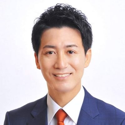 兵庫県 #川西市長  46歳。平成14年10月25歳で川西市議に初当選。川西市議２期・兵庫県議２期を経て、平成30年10月川西市長に就任。現在２期目。令和元年度  #マニフェスト大賞 にて優秀マニフェスト推進賞（首長部門）審査員特別賞を受賞。２児の父。日本初の  #モルック市長