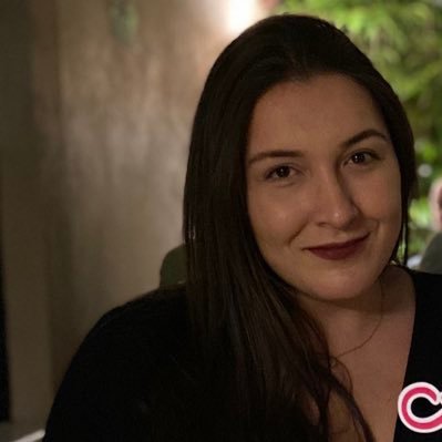 krlgldn's profile picture. uma fofoqueira cansada que adora um livrinho e uma coca gelada