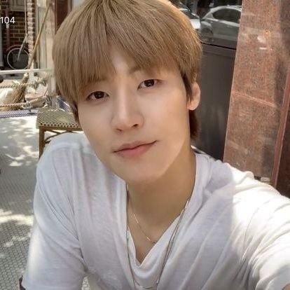 Escuchando bachata con juyeon, seunghyub i @hwixenpoems | Tobey is straight