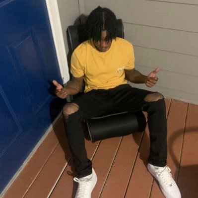 Just a young man tryna live life the right way and accomplish my goals!!