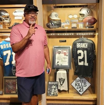 Raiders fan that lives on Maui. Business owner, and prior to that managed Country Clubs for 20 years.