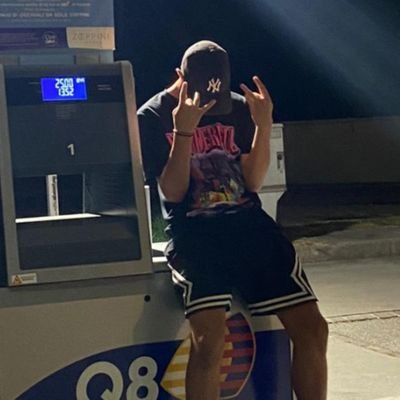 ylcompa's profile picture. bio 🚶‍♂️