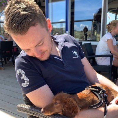 Ajacied in Zuid-Limburg | SCC vak 403 | verzamelt vinylplaten | cynisch en sarcastisch | Alle tweets op persoonlijke titel | tweet over voetbal, f1 en m’n hond