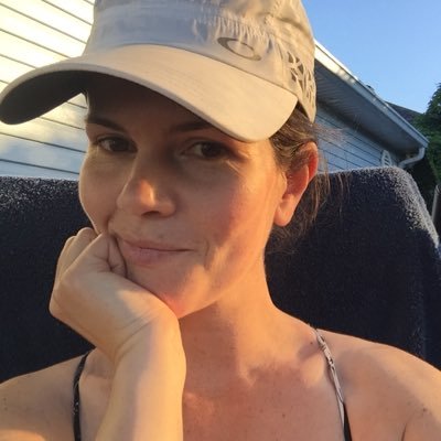 Nomade confinée, curieuse à temps plein, fille de bois banlieusarde, spécialiste des poubelles (hé oui, ma job est trash) 😄