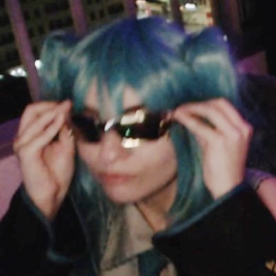 faço cosplay, desenho, faço lives na twitch e sou aprendiz de tatuadora (nas horas vagas tou reclamando aqui)