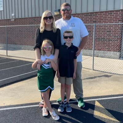 English Teacher, DL Coach, and Assistant Basketball Coach. Grateful husband to a beautiful wife, and blessed dad to two amazing kids. God is good! #306Pride