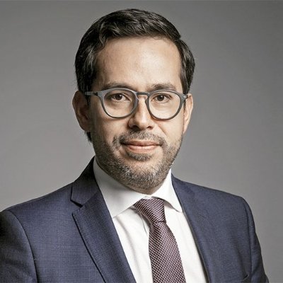 Abogado, LLM; Especialista en Der. Financiero y  Der. Tributario, con Programas Ejecutivos en Business Law y Juntas Directivas, estudiante MBA.