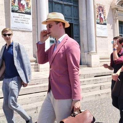 Vrije jongen zonder bakkie -
Neoliberale wittewijnzuipende elite -
Blies fluitjes in een vorig leven, knoopt nu gegevens aan elkaar
