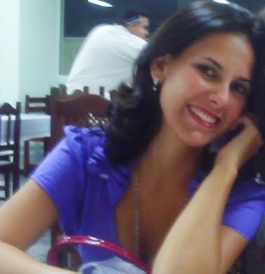 mineira, simpática, 24 años, Casada (amo mi esposo y mi hermoso hijo) muy feliz con mi familia, Soy una profesora de español aca en Brasil. ¡Sígueme! Abrazos :)