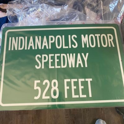 PagodaWest is Speedway’s local family-owned premier vacation house 15 min from d/t Indy & 528’ to @IMS (closest bookable stay). Oh, I have a pool AND a hot tub!