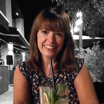 Profe de inglés y de español p extranjeros. Escorpiana, apasionada, hiper-sociable y amante de la música, los animales, el yoga y las motos. Felizmente casada.
